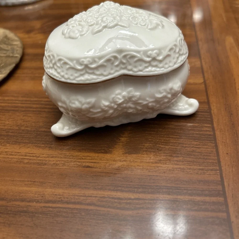 Ivory Porcelain Heart Flower Trinket‎ Box Gold Trim Unmarked